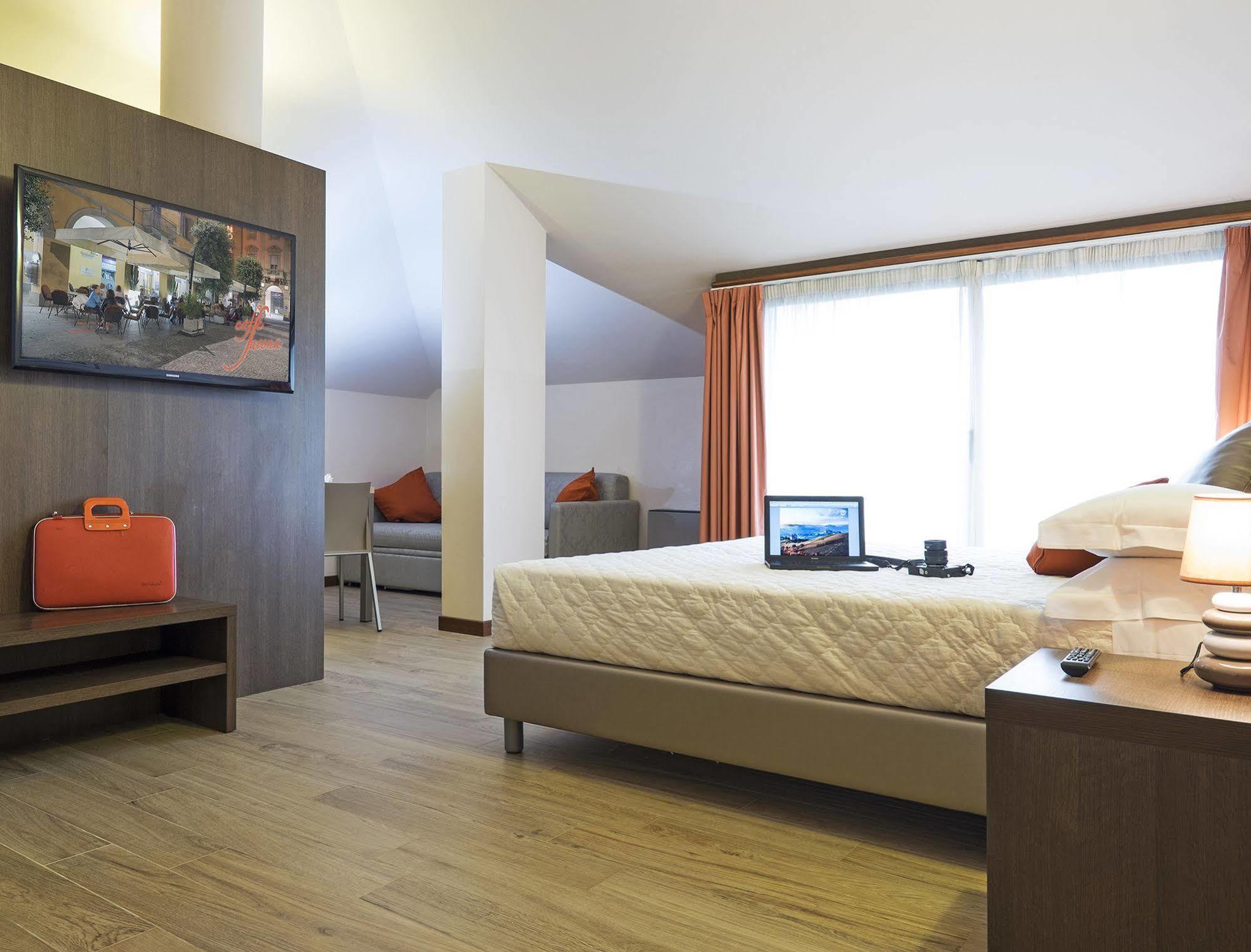 Residence Caffe Savona Alba  Bagian luar foto
